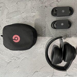 98% New Beats Solo 3 Wireless Headband Black With Bag Audio Cable Charging Cable